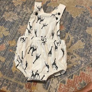 Old navy Giraffe romper 12-18 months